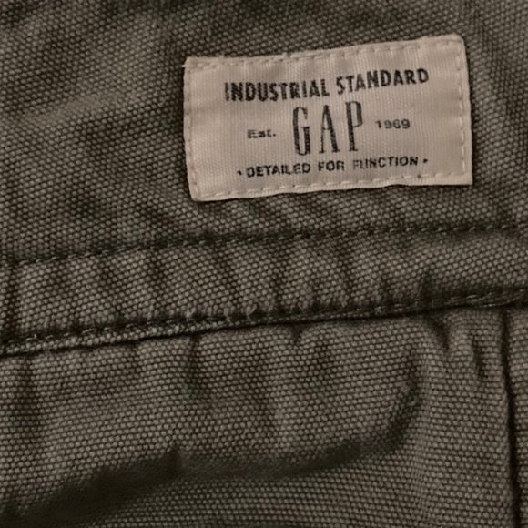 GAP Cargo Shorts - Picture 3 of 5